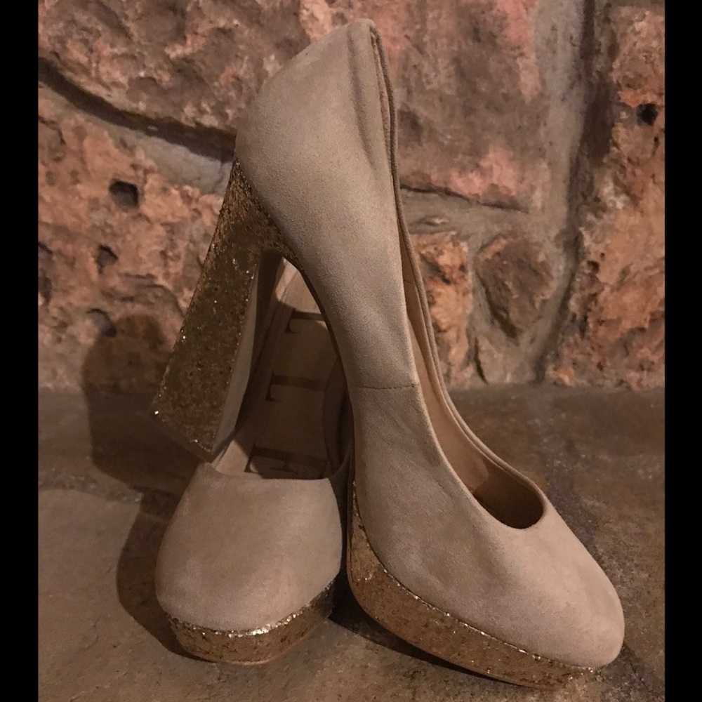 Elle Tan Faux Suede Heels w/ glitter heel S: 9 EUC